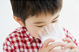 这样喝牛奶很危险 会危及孩子的健康