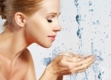 水里加一法宝洗脸  让女性60岁都没皱纹的秘密！