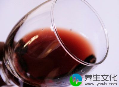 桑葚酒的功效与作用非常多，它能抗衰老、抗氧化