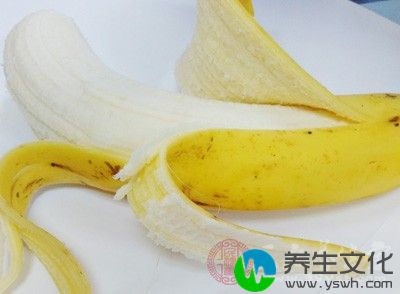 香蕉中有较多的镁元素，镁是影响心脏功能的敏感元素，对心血管产生抑制作用