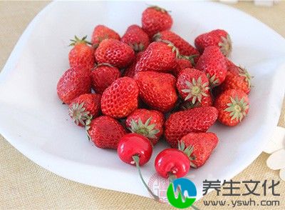 减掉腰部的“救生圈”草莓最厉害，这要归功于草莓中含有的一种叫“天冬氨酸”的神奇物质