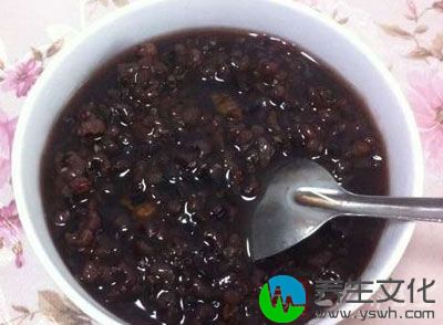 黑米粥是一道传统的养生粥，也是一道食疗功效极佳的保健粥