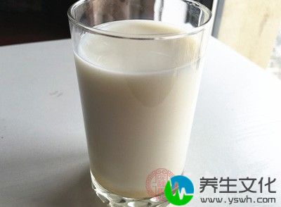 牛奶中含有充足的钙质和维生素可以很好的缓解疼痛