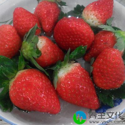 草莓、蜂蜜、糙米等众多食物都能帮助消化系统排毒