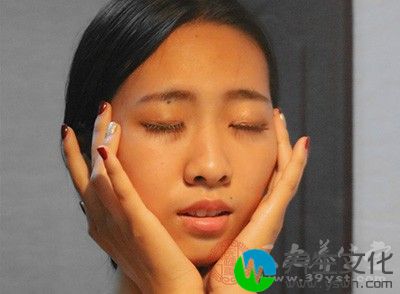油性肌肤易长面疱的人不适合经常蒸脸;干性肌肤蒸脸时间要缩短，而且要做好后续保湿