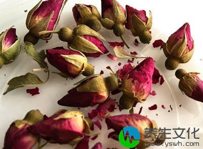 玫瑰花茶是用干燥的花苞泡成的，冲泡出的茶水呈温暖的金粉色
