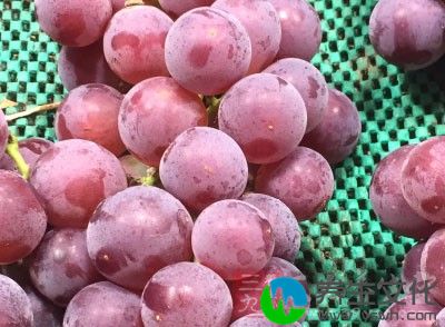洗葡萄——由于葡萄表皮很可能残留农药，清洗葡萄的环节就相当重要