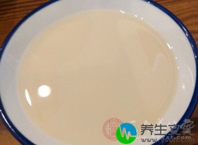 牛奶和豆浆中含有大量的蛋白质，空腹饮用，蛋白质将“被迫”转化为热能消耗掉