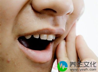由于牙龈萎缩和牙刷毛太硬，在牙面接近牙龈部分