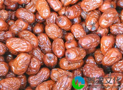 红枣中含有大量叫做环磷酸腺苷的物质，它具有扩张血管、抗过敏作用