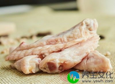 鸡肉含蛋白质、脂肪、钙、磷、铁、镁、钾、钠、维生素A、B1、B2、C、E和烟酸等成分