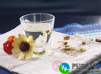 因为菊花是一种寒性的植物，菊花茶就是一种凉性饮品，如果在经期吃喝一些生冷的食物，那么会影响月经的 正常周期