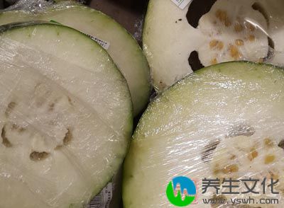 冬瓜有杭衰老的作用，久食可保持皮肤洁白如玉、润泽光滑，并可保持形体健美