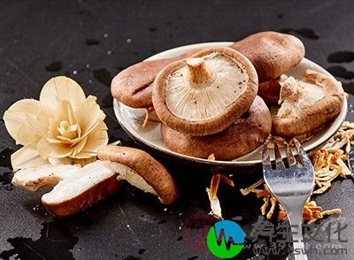 莴笋与香菇搭配食用，有利尿通便、降血脂降血压的功效
