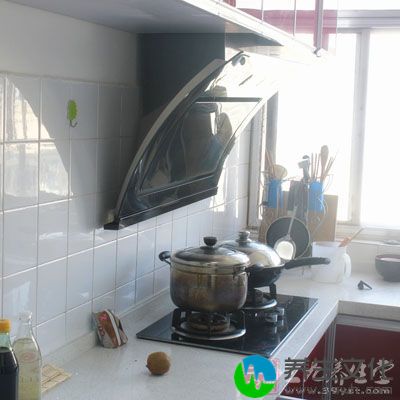 保持厨房环境和餐用具的清洁卫生