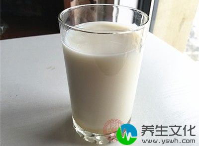 豆浆因为营养价值高，几乎是可以喝牛奶媲美了，所以又被称为“植物牛奶