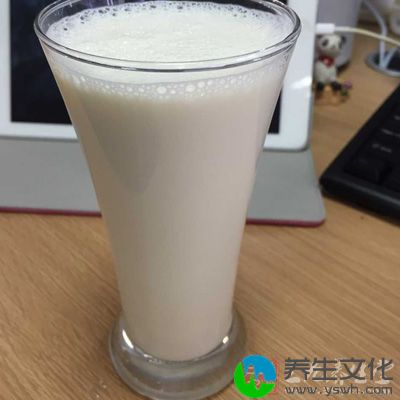 牛奶虽然不是大家所认为的最佳补钙食物，但是它的含钙量也是非常高的