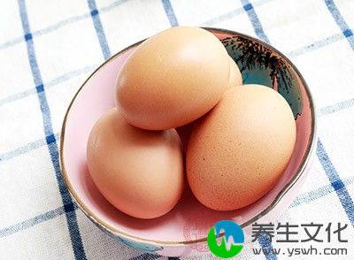 鸡蛋2个，益母草30克，将鸡蛋洗净，同益母草加水共炖，蛋熟后去壳再煮20分钟，吃蛋饮汤。适宜于瘀血阻滞所致的月经过少，月经后延症