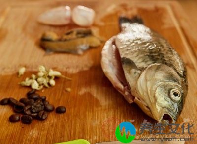 在我们食用的鱼类中鲤鱼中钾含量较高，可防治低钾血症，增加肌肉强度，与中医的“脾主肌肉四肢”的健脾作用一致