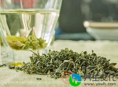 绿茶中较多的鞣酸也会加重便秘症状，因为鞣酸具有收敛作用，可使肠蠕动减慢