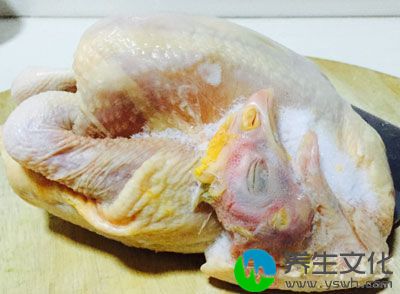 鸡肉中蛋白质的含量比较高，氨基酸种类也很多