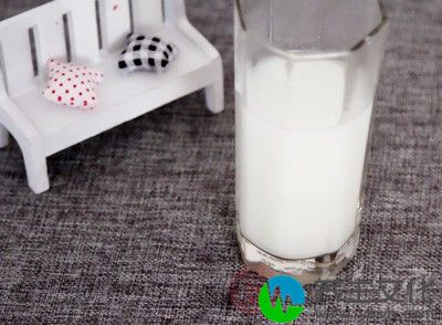 牛奶中含有一种能抑制兴奋的成分，能使人产生疲倦欲睡的物质，能起到镇静安神的作用
