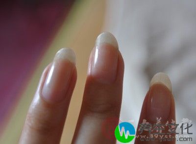 用光疗笔沾取少量光疗粘合剂涂抹在已刻磨好的指甲表面