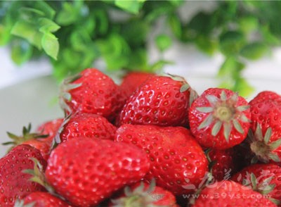 草莓的功效有哪些 可以帮助身体排毒
