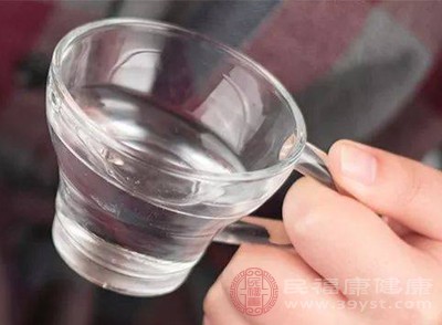 缺水容易患上这5种病症 所以你要多喝水