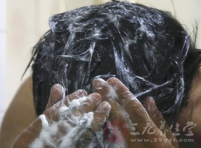 头皮屑多用什么洗发水 这七种食物能缓解头屑