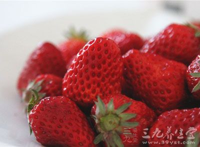 草莓喷不明液体 如何挑选高品质草莓