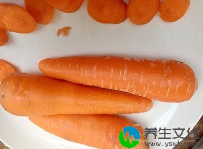　胡萝卜是适合宝宝吃的食物。胡萝卜中含有了丰富的营养，还有膳食纤维