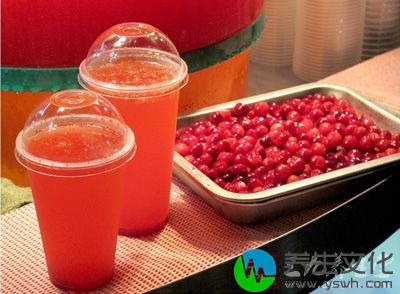 蔓越莓汁可以有效抑制幽门螺旋杆菌，抵抗细菌性胃溃疡
