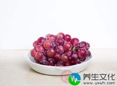 将葡萄放入清水中，洗掉其表面的一层白色杂质