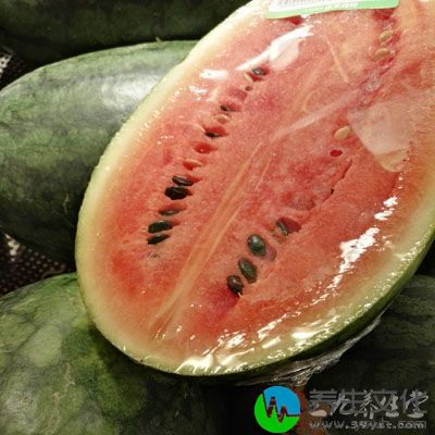 夏天健康吃西瓜就要注意存放的时间，切开的西瓜放入冰箱最好别超过12小时