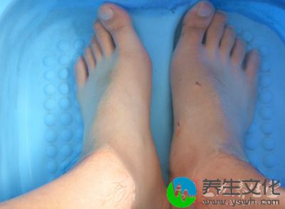 当用温水泡脚时，可以刺激这些反射区
