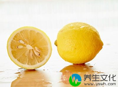 用切片刀在干净的水果板上将柠檬切成薄片