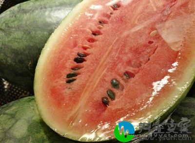 西瓜中含有瓜氨酸和精氨酸，对消除肾脏炎症有利