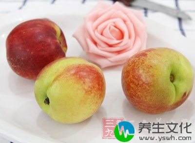 传言中说桃中铁的含量是水果之冠，是苹果的3～4倍