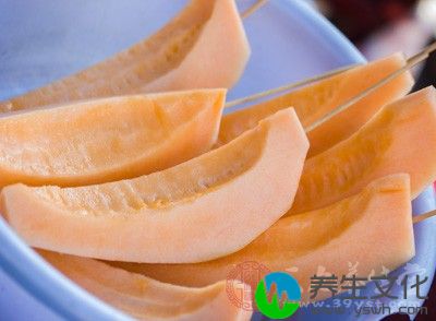 吃哈密瓜能促进胶原蛋白形成 ，让皮肤充满弹性，还可以防止雀斑、细纹、皱纹的产生
