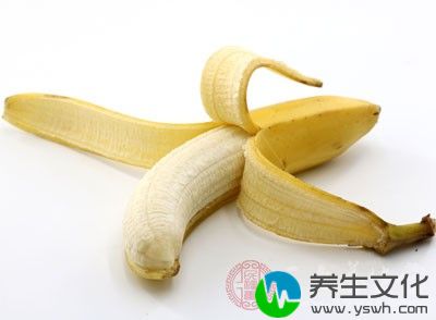 香蕉去皮，切成2厘米左右的小块后待用