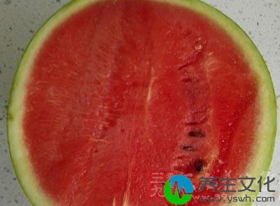 西瓜中的水分是非常多的，如果患有肾功能不全的人食用西瓜会致使水分在体内超量储存