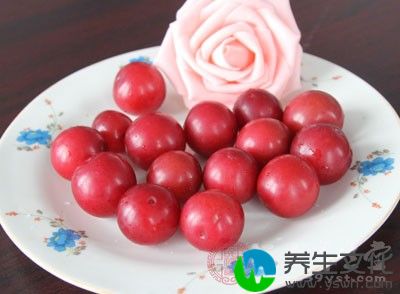 李子是蔷薇科落叶乔木李的果实，原产于我国