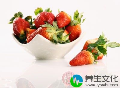 草莓具有富含丰富的营养价值，里面含有的果胶和膳食纤维可以帮助消化和通便