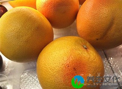 葡萄柚富含食物纤维，可以促进肠胃蠕动，促进消化