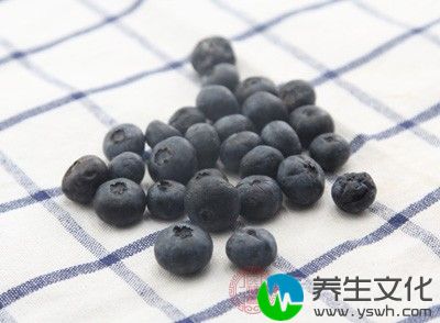 蓝莓属于一种含维生素C的酸性水果，牛奶含有丰富的蛋白质
