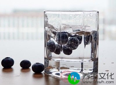 蓝莓中富含维生素C，有增强心脏功能，预防癌症和心脏病的功效