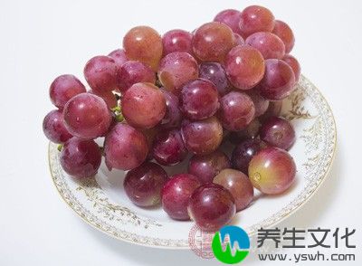 葡萄含有丰富的维生素B12，这种物质具有抗恶性贫血作用