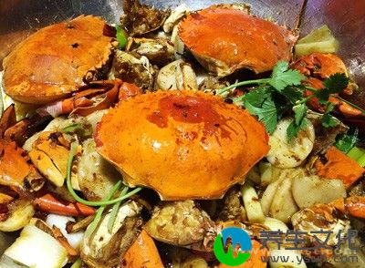 螃蟹的壳中除含丰富的钙外，还含有蟹红素、蟹黄素等