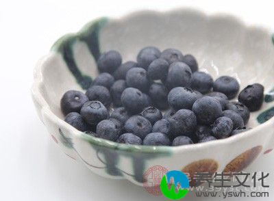 以直接食用，因蓝莓富含花青素，碳水化合物少，非常适合女生吃。如果怕酸，拌白糖吃